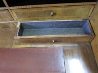 Sekretär mit alter Tapete und altem Leder